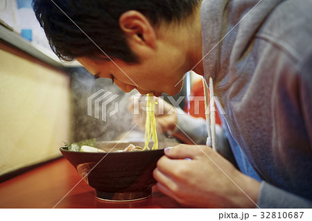 札幌 ラーメンを食べる男性 札幌 ラーメンを食べる男性 32810687
