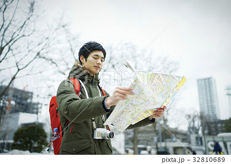 札幌を観光する若い男性 32810689