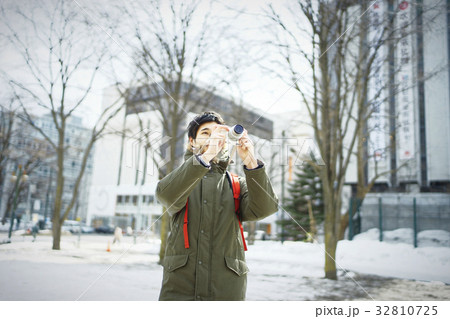 札幌を観光する若い男性　撮影 32810725