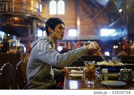 ジンギスカンを味わう男性 ジンギスカンを味わう男性 32810738