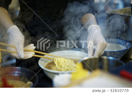 札幌　ラーメン　厨房 32810770