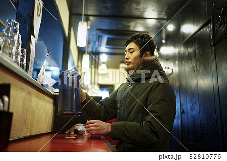 札幌　ラーメン屋　カウンター席　男性 32810776