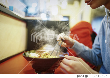 札幌　ラーメンを食べる男性 32810807