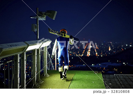 スターティングゲートへ向かうスキージャンパー 32810808