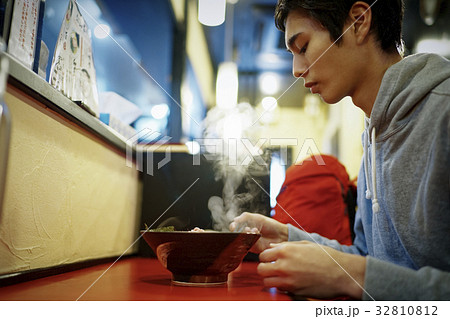 札幌 ラーメン屋 カウンター席 男性の写真素材