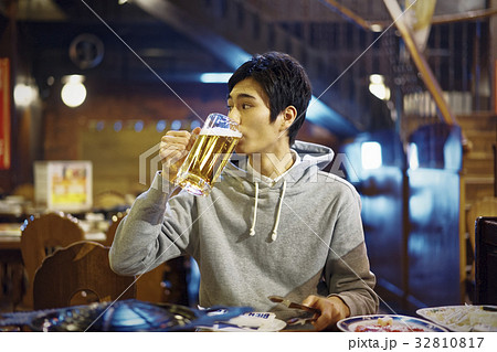 ジンギスカンを味わう男性 ジンギスカンを味わう男性 32810817