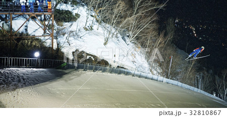 スキージャンプ　滑空 32810867