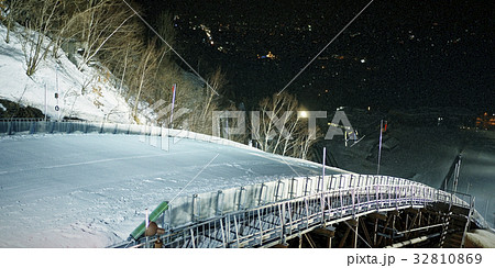 スキージャンプ　滑空 32810869