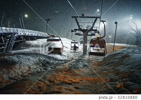 リフトに乗るスキージャンパー 32810880