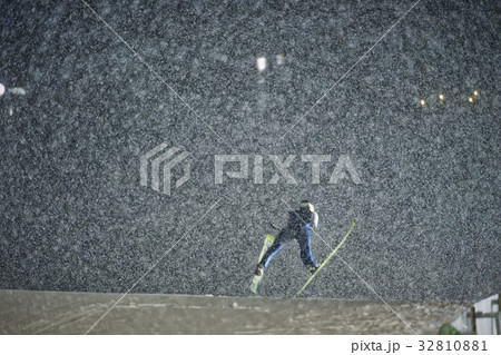 スキージャンプ　滑空 32810881