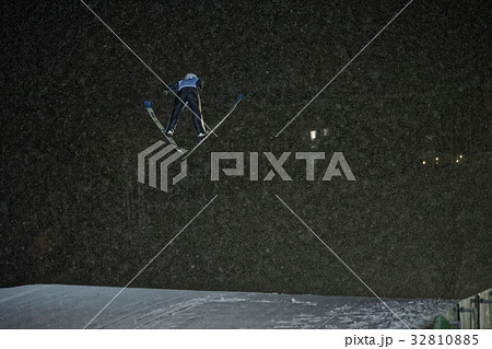 スキージャンプ　滑空 32810885