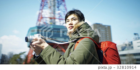 札幌を観光する若い男性 記念撮影 札幌を観光する若い男性 記念撮影 32810914