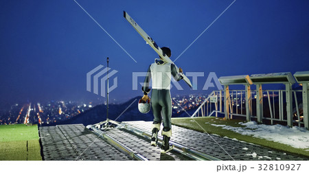 スターティングゲートへ向かうスキージャンパー 32810927