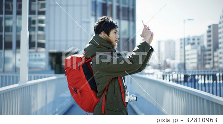 札幌を観光する若い男性　スマホ　撮影 32810963