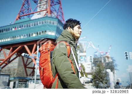 札幌を観光する若い男性 32810965