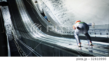 スキージャンプ 助走の写真素材