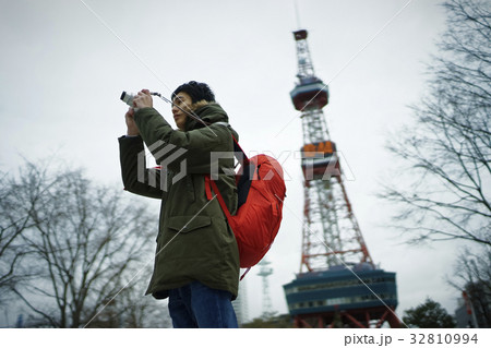 札幌を観光する若い男性 撮影 札幌を観光する若い男性 撮影 32810994