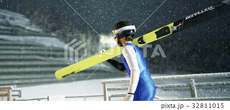 スターティングゲートへ向かうスキージャンパー スターティングゲートへ向かうスキージャンパー 32811015