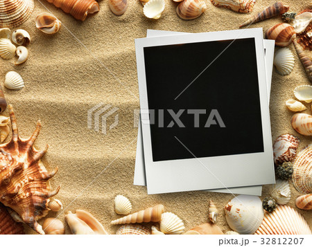 Picture frame on shells and sand background 32812207