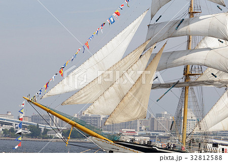 神戸帆船フェスタで帆を張った帆船 32812588