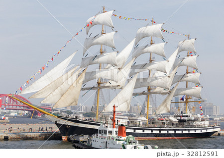 神戸帆船フェスタで帆を張った帆船 32812591