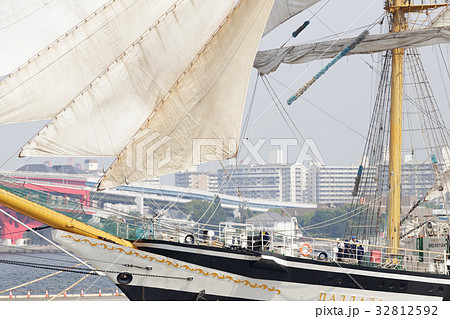 神戸帆船フェスタで帆を張った帆船 32812592
