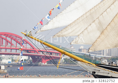 神戸帆船フェスタで帆を張った帆船と神戸大橋 32812752