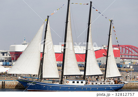 神戸帆船フェスタで帆を張った帆船 32812757