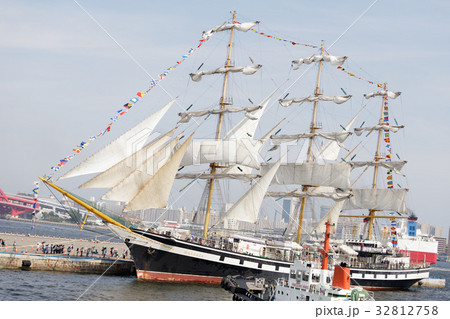 神戸帆船フェスタで帆を張った帆船 32812758