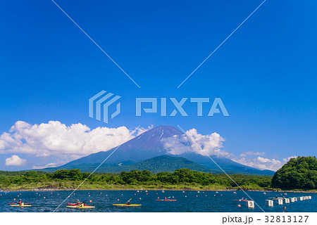 精進湖のカヌー競技会と富士山 32813127