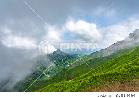 暗雲立ちこめる、烏ヶ仙（鳥取県伯耆大山より撮影)　※作品コメント欄に撮影位置情報有り 32814464