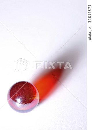 赤いビー玉の写真素材 [32815371] - PIXTA