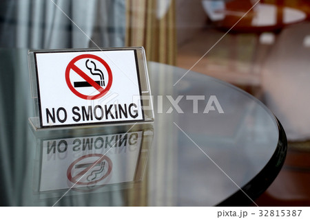 no smoking sign on wooden table 32815387
