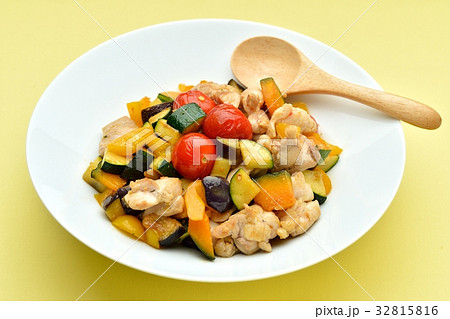夏野菜と鶏もも肉の炒め物 ミニトマト ズッキーニ ナス パプリカ 鶏肉をガーリックスパイスでソテー の写真素材