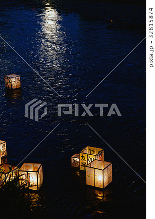 灯籠流しの風景 32815874
