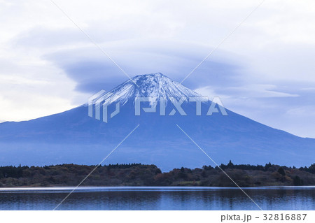 富士山と笠雲、静岡県富士宮市田貫湖にて 32816887