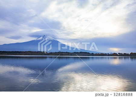 富士山と雲、静岡県富士宮市田貫湖にて 32816888
