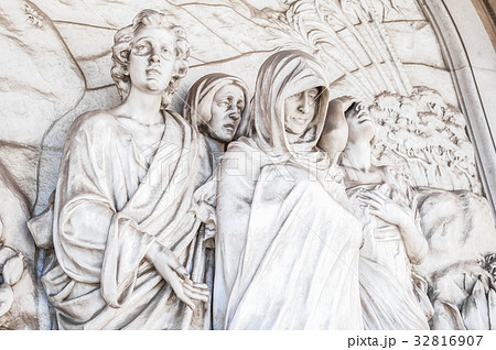 Statue of graveyard 32816907