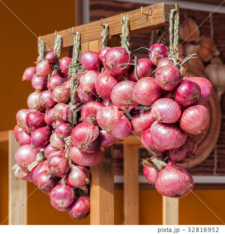 Red onion braids 32816952