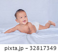 Asian infant lie on the stomach. 32817349