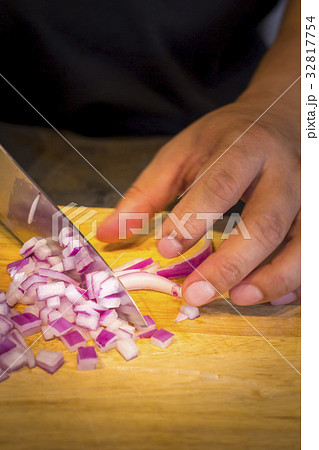 Chef chopping a red onion with a knife  32817754