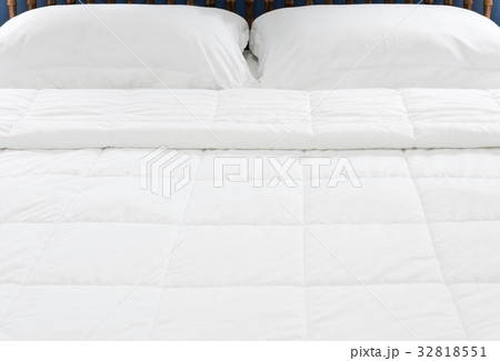 Comfortable of white bedding sheets and pillows 32818551