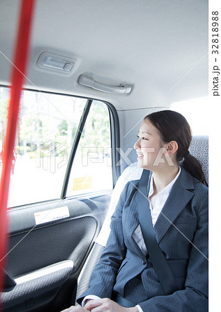 ビジネスウーマン　タクシー　 32818988