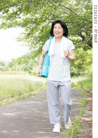 新緑　シニア　運動　 32819232