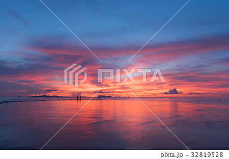 Dramatic ponoramic tropical beach sky sunset  32819528