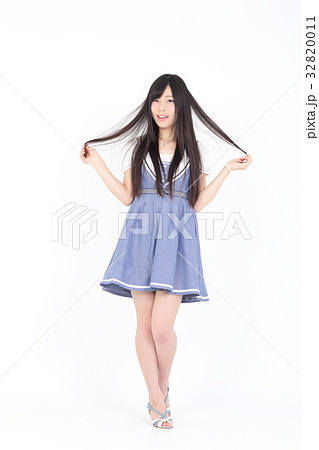 若い女性　ファッション ポートレート 32820011