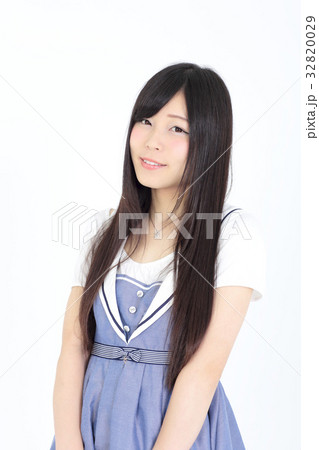 若い女性　ファッション ポートレート 32820029