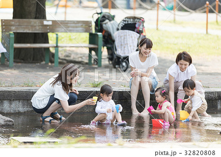 ママ友 母親 育児 水遊び の写真素材 3808