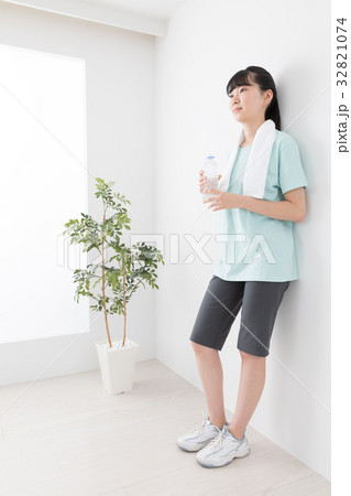 フィットネスジム　イメージ　 32821074
