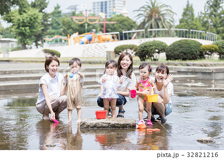 ママ友 母親 育児 水遊び ママ友 母親 育児 水遊び 32821216